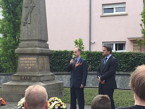 10 mai, 2015. Dépôt de gerbe par l’Ambassadeur de la Russie et le Premier ministre du Luxembourg au cimetière de Bonnevoie 